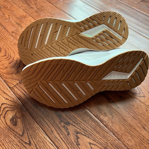 Women’s Brooks - Picture 5 of 5